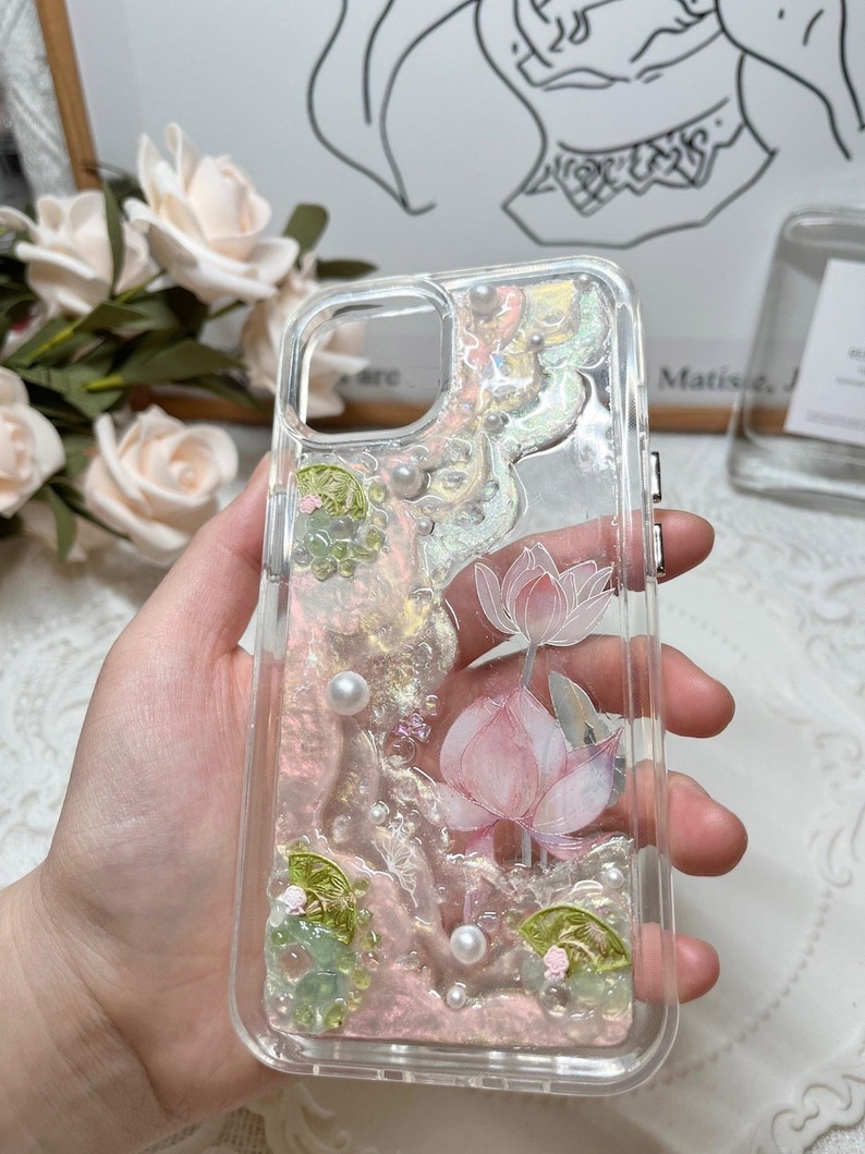 Elegante custodia per telefono in resina a forma di fiore di loto, motivo floreale rosa fatto a mano con perle, custodia trasparente botanica scintillante - iPhone Samsung Google. immagine 3