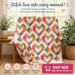 Könnte beinhalten: Ein farbenfroher Quilt mit einem geometrischen Herzmuster in Rosa, Gelb, Blau und Creme. Der Quilt ist über einer Holzbank in der Nähe eines Fensters drapiert. Der Text lautet "Stitch love into every moment!" und "Shop Now".