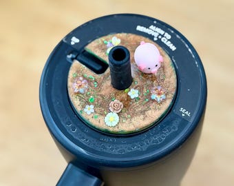 Pig & Wildflower Tumbler Lid Topper, Handmade Resin Cup Accessory, Farmcore Piggy Lid Charm, Compatible with BrüMate Era