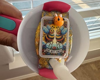 Stanley 30oz Tumbler Topper – Glitter Resin Lid Plate with Bee Charm & Gold Sparkle | “The Bee’s Knees” Cup Accessory