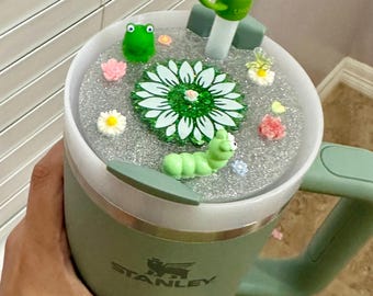 Stanley 40oz Tumbler Topper – Glitter Resin Lid Plate with Frog, Flowers & Caterpillar | Garden Cottagecore Style