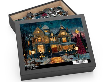 Könnte beinhalten: Ein 500-Teile-Puzzle in einer schwarzen Schachtel mit einer 40,64 x 50,8 cm großen Abbildung eines mehrstöckigen Hauses bei Nacht mit Schnee, leuchtenden Fenstern und einem Weihnachtsbaum. Der Deckel zeigt den Text 16x20 Puzzle, 500 pcs, Ages 9+.