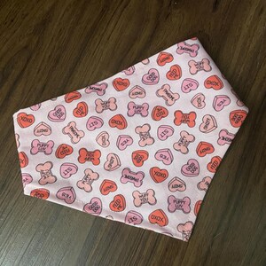 Dog Candy Hearts Valentine&#39;s bandana/Valentine&#39;s Day dog bandana/Conversation Hearts/Scrunchie bandana/Reversible bandana/Pink/Red/Valentine