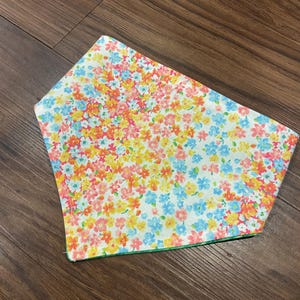 Spring Flowers Dog bandana/ Girl dog bandana/scrunchie bandana/dog mom gift/dog lover gift/reversible dog bandana/elastic dog bandana/green