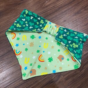 Glücksbringer St. Patricks Day Hundehalstuch/Shamrock Bandana/Reversible Hundehalstuch/Scrunchie Hundehalstuch/Hundeliebhaber Geschenk/Hund Geschenk/St Patricks