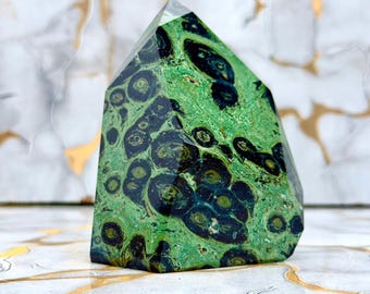 Piedra de jaspe kambaba natural de forma irregular / Decoración de cristal verde pulido