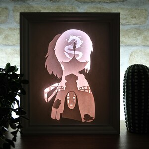 Scatola luminosa a tema Spirited Away - Scatola di ombre fatta a mano con luce LED - Decorazione in carta ritagliata ispirata a Miyazaki per gli amanti degli anime
