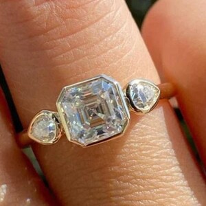2 CT Asscher Cut Lab Diamant Verlobungsring: Gelbgold drei Stein