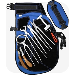 Puede incluir: Un delantal de herrador azul y negro con varias herramientas metálicas, incluyendo tenazas, un martillo y cuchillos para cascos. El delantal tiene múltiples bolsillos y una correa en la cintura con hebilla. También se incluye una almohadilla azul a juego con hebilla.