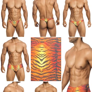 Op de afbeelding: Een set herenondergoed in verschillende stijlen, allemaal met een tijgerprint in tinten oranje, geel en zwart. Het ondergoed omvat een ​​thong, een slip en een boxer.