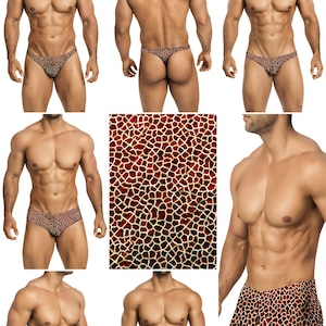 Op de afbeelding: Een set herenondergoed en shorts met een rode en gouden giraffenprint. Het ondergoed is verkrijgbaar in een string en slip. De shorts zijn langer en hebben een ontspannen pasvorm.