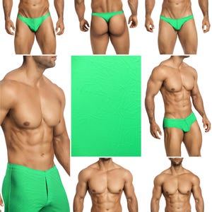 Op de afbeelding: Een collage van afbeeldingen met verschillende stijlen groene badkleding. De collectie omvat slips, strings en shorts, allemaal in een levendige groene tint. De afbeeldingen worden weergegeven tegen een witte achtergrond.