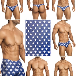 Op de afbeelding: Een collectie blauwe onderbroeken en shorts met een herhalend wit sterrenpatroon. De kledingstukken omvatten verschillende stijlen zoals slips, strings en shorts, die allemaal hetzelfde blauwe en witte grafische sterrenpatroon vertonen.