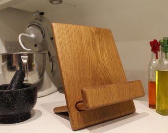 Handgefertigter Kochbuchständer aus massiver Eiche: Verstellbarer Tablet Halter aus Holz