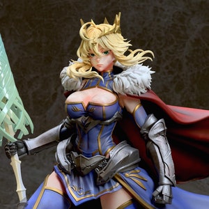 Peut inclure: Une figurine féminine vêtue d'une robe bleue et dorée avec un col en fourrure blanche et une cape rouge. Elle tient un bâton vert et blanc et porte une couronne dorée.