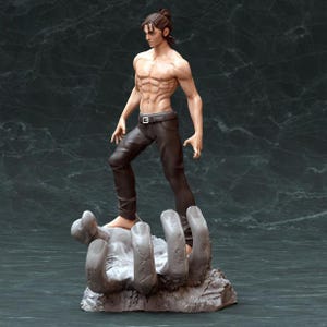 K&ouml;nnte beinhalten: Eine muskul&ouml;se Figur steht auf einer gro&szlig;en, grauen Hand. Die Figur tr&auml;gt eine dunkle Hose und hat einen nackten Oberk&ouml;rper. Die Figur ist in einer dynamischen Pose dargestellt, mit einem erhobenen Bein und dem anderen Bein, das im Knie gebeugt ist. Die Figur blickt zur Seite.