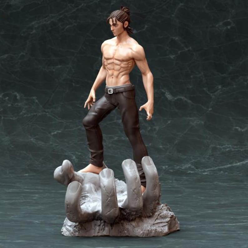K&ouml;nnte beinhalten: Eine muskul&ouml;se Figur steht auf einer gro&szlig;en, grauen Hand. Die Figur tr&auml;gt eine dunkle Hose und hat einen nackten Oberk&ouml;rper. Die Figur ist in einer dynamischen Pose dargestellt, mit einem erhobenen Bein und dem anderen Bein, das im Knie gebeugt ist. Die Figur blickt zur Seite.
