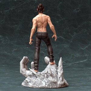 K&ouml;nnte beinhalten: Eine detaillierte Figur eines muskul&ouml;sen Mannes mit einem Pferdeschwanz, der eine schwarze Hose tr&auml;gt und auf einem wei&szlig;en, felsigen Sockel steht. Die Figur ist mit realistischen Details modelliert und in einer dynamischen Pose dargestellt.