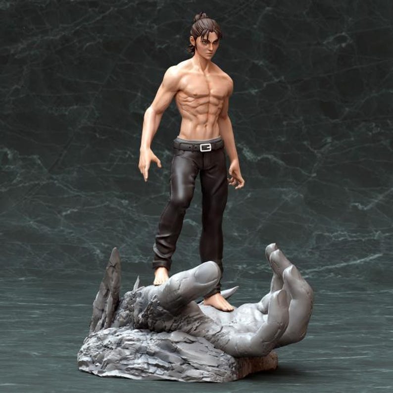 K&ouml;nnte beinhalten: Eine Skulptur eines Mannes mit muskul&ouml;sem K&ouml;rperbau, der auf einem gro&szlig;en, grauen, handf&ouml;rmigen Sockel steht. Der Mann tr&auml;gt eine schwarze Hose und hat einen kurzen, dunklen Pferdeschwanz.
