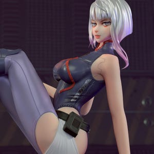 Peut inclure: Un personnage d'anime aux cheveux blancs portant une combinaison bleue et rouge avec une ceinture blanche et une poche utilitaire noire. Le personnage est assis sur une surface métallique sur un fond sombre.