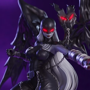 Può includere: Una figura in bianco e nero con lunghi capelli bianchi e occhi rossi. La figura indossa un abito di pelle nera con catene e un mantello nero. La figura tiene un'arma nera con una catena.