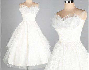 Vintage 1950s Dress . White Lace . Tulle . Full Skirt . Strapless . XS . 2453