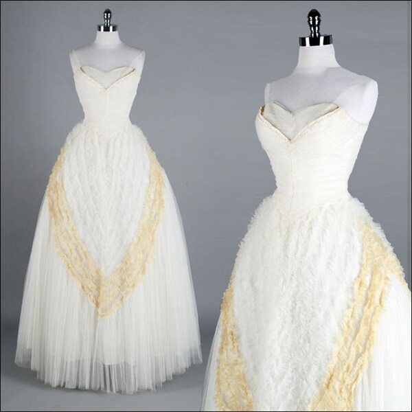 Vintage 1950s Wedding Dress . Ivory Tulle . Sequins . Full Skirt . Strapless . Shirred Bodice . Organza . Chevrons . XS/S/M . 1866