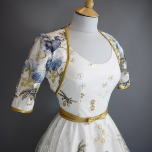 Blau-goldener Mohnblumen-Spitzenbolero mit Goldbesatz – hergestellt von Dig For Victory