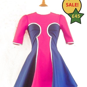 Talla UK 6 (US 2-4) - Vestido patinador de héroe de cómic rosa y azul - de Dig For Victory