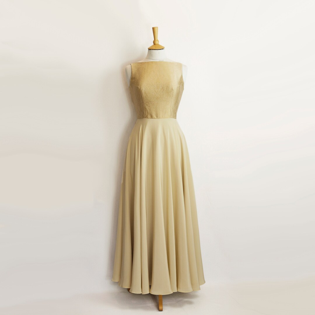 Maat VK 8: Elvira-trouwjurk van goudzijden damast en zijden crêpe