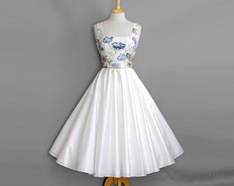 UK-Größe 10 (US 6-8 EU 38) – Teelanges Hochzeitskleid aus perlweißem Satin und blau-goldener Mohnblumenspitze aus den 1950er Jahren – hergestellt von Dig For Victory