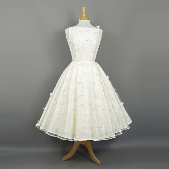 Ivory Peggy 3D Lace - Sabrina Bodice - Tea Length - 1950s Wedding Dress -  Made by Dig for Victory - Etsy