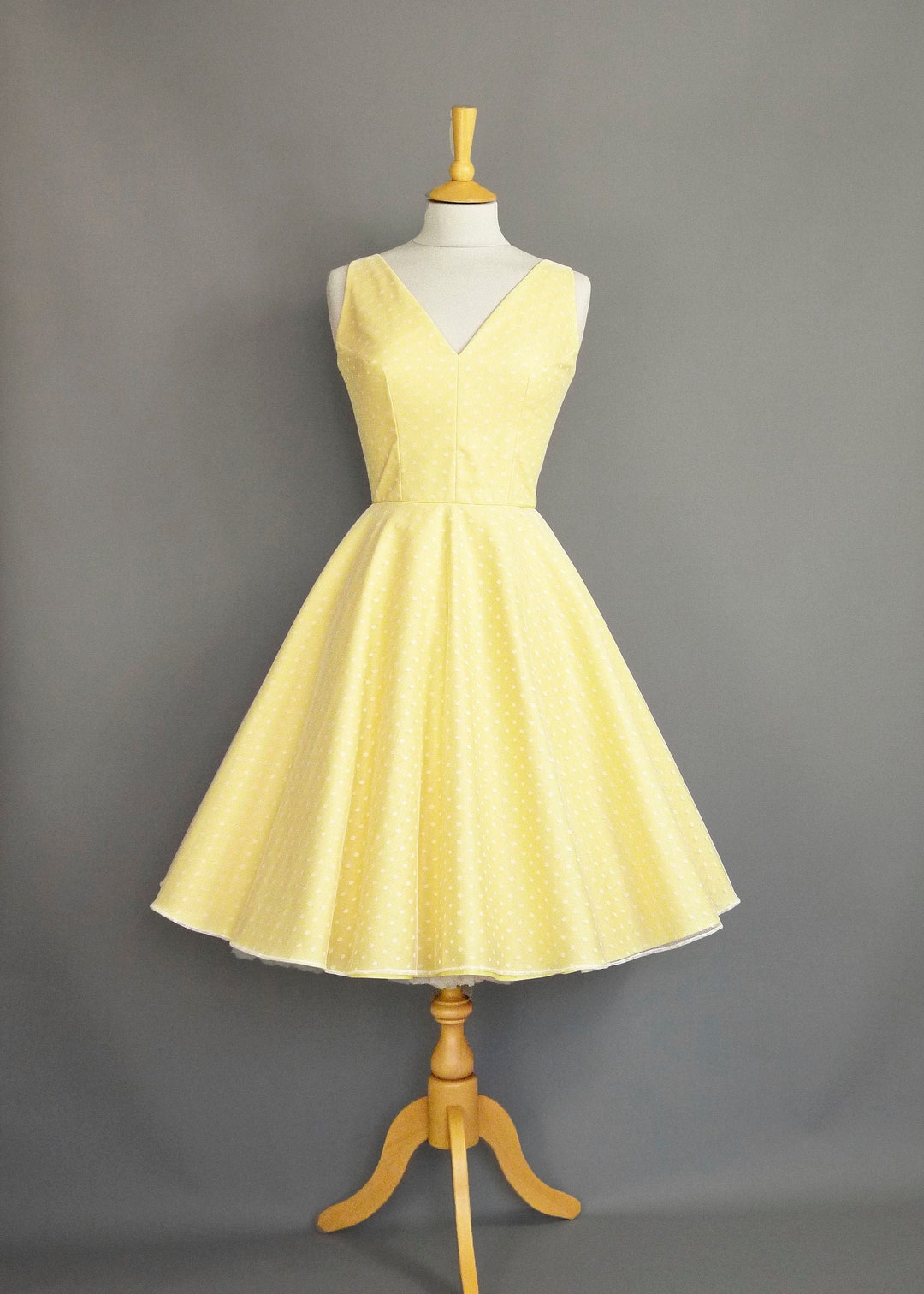 yellow vintage dress Fashion Elegant Prom Dresses Princess Female Evening Party Dress fg4527 this dress allows you to express your individuality and classic taste Vintage 60s Yellow Gown -