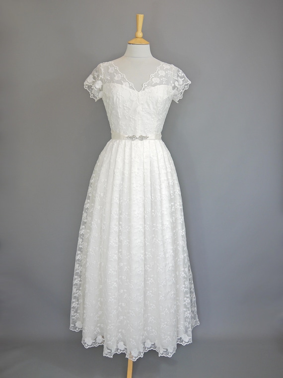 Size UK 10 (US 6/EU 38) - Princess Wedding Dress in Daisy Lace - Ankle Length- Made by Dig for Victory - Etsy Norway Size UK 10 (US 6/EU 38) - Princess Wedding Dress in Daisy Lace - Ankle Length- Made by Dig for Victory - Etsy Norway