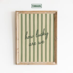 Qué suerte tenemos – Póster con cita romántica de rayas verdes