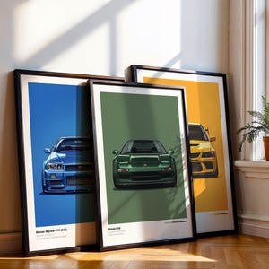 Puede incluir: Tres láminas enmarcadas de coches. La primera presenta un Nissan Skyline GT-R (R34) azul sobre fondo azul. La segunda muestra un Honda NSX verde sobre fondo verde. La tercera muestra un coche amarillo sobre fondo amarillo.