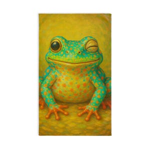 Puede incluir: Ilustración caprichosa de una rana con un ojo guiñado. La rana es de color verde vibrante con manchas naranjas y vientre amarillo. El fondo es amarillo liso, creando una imagen alegre y juguetona.