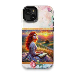 Könnte beinhalten: Eine Handyhülle mit einem Aquarelldesign, das eine Frau mit langen roten Haaren zeigt, die in einem Feld mit einem Buch sitzt. Der Hintergrund ist ein Sonnenuntergang mit einem Weg, der zu einem kleinen Wald führt. Die Hülle hat unten ein florales Design.