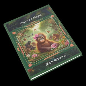 Puede incluir: Una portada de libro verde con una imagen de un orangután sosteniendo una flor rosa. El título del libro es "Salsita's Magic" y el autor es "Mari Ribeiro".