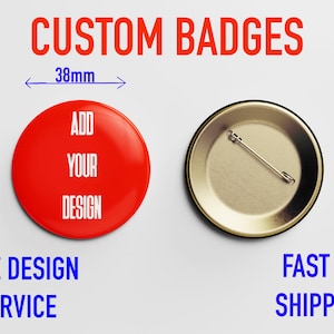 Puede incluir: Una insignia roja personalizada con el texto "ADD YOUR DESIGN" en blanco. La insignia tiene 38 mm de diámetro. La imagen también muestra la parte posterior de una insignia y el texto "CUSTOM BADGES".