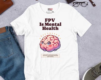 Puede incluir: Camiseta blanca con un cerebro de dibujos animados y el texto "FPV Is Mental Health". El cerebro es rosa con una cara sonriente y lágrimas. El texto está en marrón.