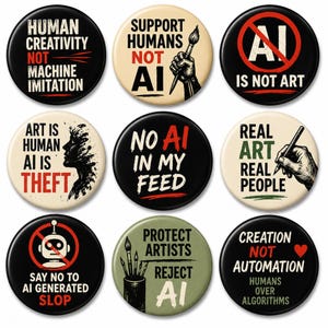 Puede incluir: Un conjunto de nueve chapas circulares con diversos diseños y textos sobre la creatividad humana frente a la inteligencia artificial. Los botones muestran eslóganes como Human Creativity Not Machine Imitation, Support Humans Not AI y Art Is Human AI Is Theft en colores negro, rojo y crema.