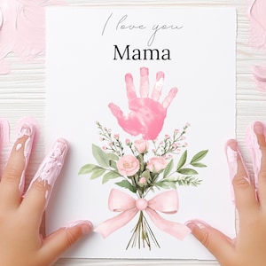 Artisanat de bouquet de fleurs empreinte de la main pour maman, cadeau fête des mères d'un enfant, bricolage souvenir de maman, cadeau d'anniversaire, art de l'empreinte de main noeud rose, maman, maman