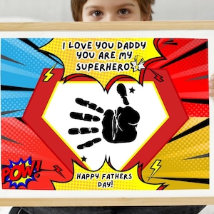 Eu te amo papai, você é meu super-herói, artesanato com impressão de mão, artesanato para o dia dos pais, cartão de artesanato com impressão de mão de super pai faça você mesmo para crianças, bebês e crianças pequenas