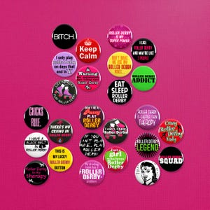 Könnte beinhalten: Eine Sammlung von 20 bunten runden Knöpfen mit verschiedenen Sprüchen zum Thema Roller Derby. Die Knöpfe sind in einem Halbkreis auf einem rosa Hintergrund angeordnet. Einige der Sprüche sind "Roller Derby ist meine Therapie", "Sei kein Weichei, spiel Roller Derby", "Einfach ein Mädchen, das Roller Derby liebt" und "Verrückte Roller Derby Lady".