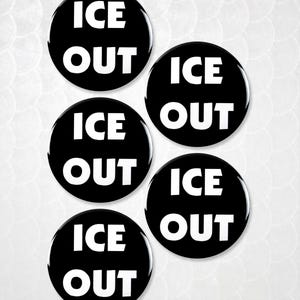 Könnte beinhalten: Fünf schwarze, runde Buttons mit dem weißen Schriftzug "ICE OUT". Die Buttons sind auf einem weißen Hintergrund angeordnet. Jeder Button hat einen Durchmesser von ca. 3,8 cm.
