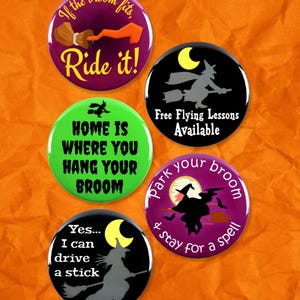 Könnte beinhalten: Eine Sammlung von Halloween-Buttons mit verschiedenen Designs und Texten. Die Buttons zeigen Sätze wie „Ride it!“, „Home is where you hang your broom“ und „Free Flying Lessons Available“. Das Farbschema umfasst Lila, Grün und Schwarz.