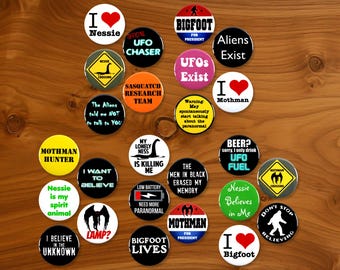 Peut inclure: Une collection de 20 badges ronds avec différents motifs et textes liés aux créatures et événements paranormaux. Les badges présentent des images de Bigfoot, Nessie, Mothman, des OVNIs et d'autres cryptides. Certains badges ont des textes tels que "Je crois en l'inconnu", "Bigfoot vit", et "Carburant OVNI".