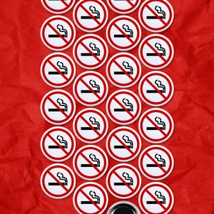 Pode incluir: Uma coleção de distintivos circulares brancos e vermelhos "Proibido fumar" dispostos sobre um fundo vermelho texturizado. Um único botão prateado na parte inferior. Os distintivos apresentam um símbolo de cigarro riscado.