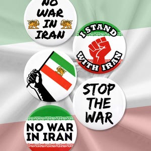 Op de afbeelding: Een verzameling van vijf witte ronde buttons met boodschappen van vrede en solidariteit. De buttons tonen teksten als "No War in Iran" en "I Stand With Iran", samen met afbeeldingen van de Iraanse vlag en een vuist.